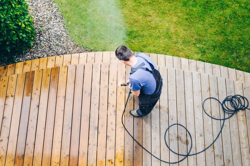 Terrasse en bois les méthodes efficaces pour la nettoyer