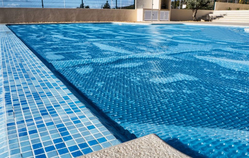 Bâche à bulles pour piscine : types, formes, dimensions et prix