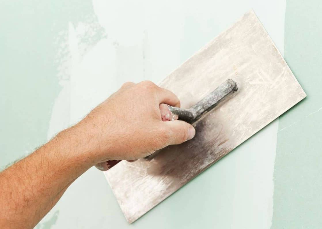 L'enduit de lissage : comment le poser et lisser votre mur avant peinture ?