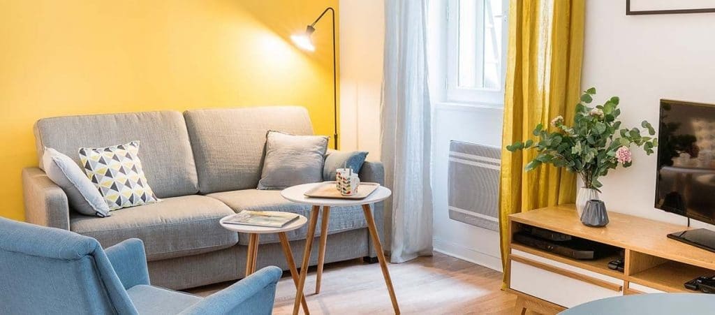 Salon jaune et gris : 14 idées déco tendance et inspirantes