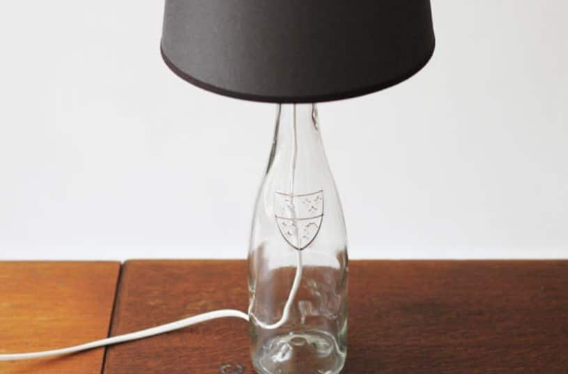 Déco DIY : comment créer un pied de lampe avec une bouteille ?