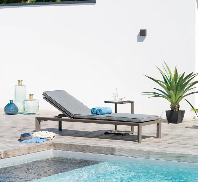 Transat lit de piscine haut de gamme design by Pininfarina