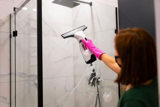 Nettoyer Une Vitre De Douche : Les Méthodes Efficaces