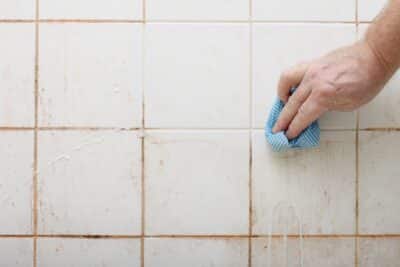 Conseils pour nettoyer les joints disgracieux dans la salle de bain