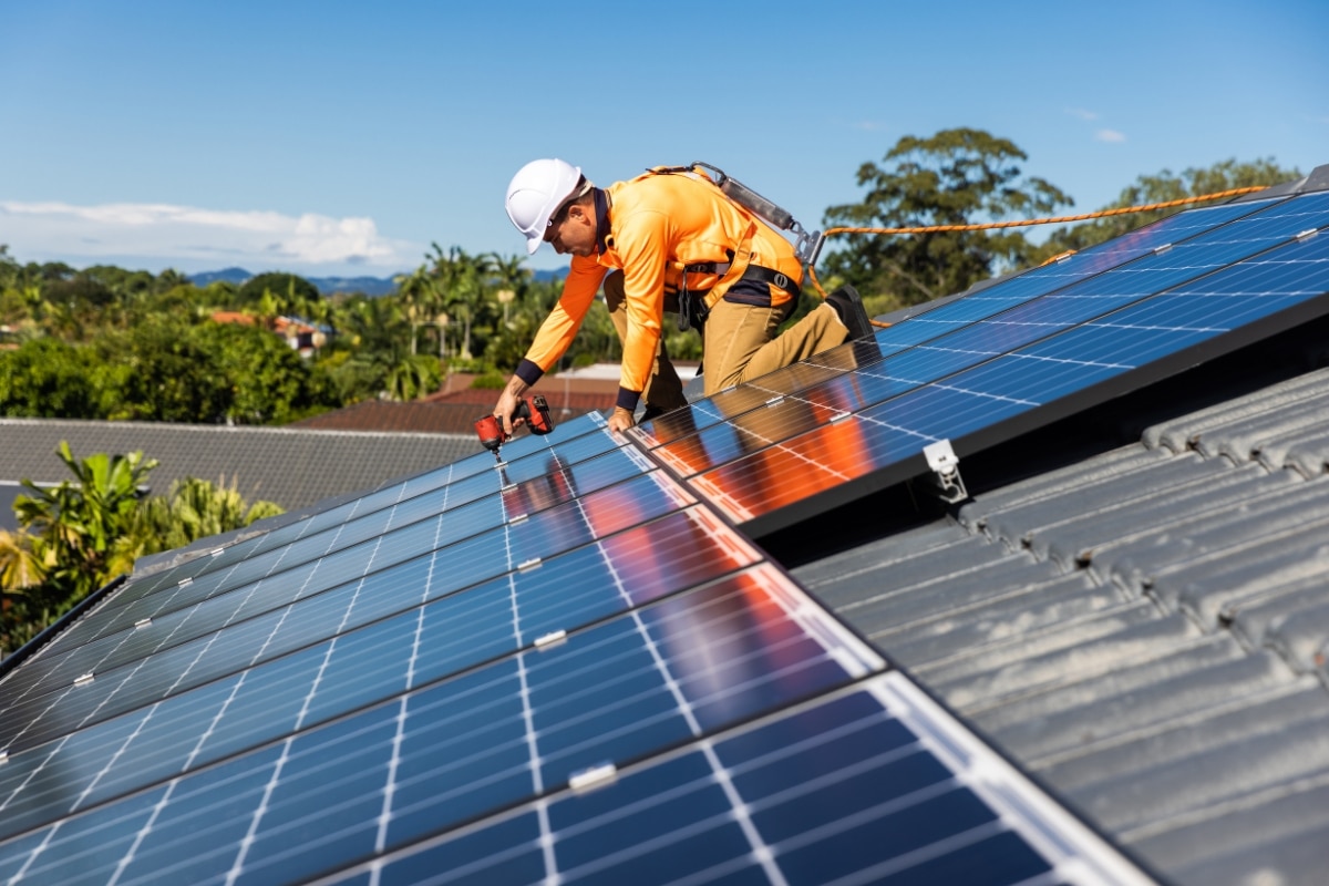 Installer des panneaux solaires sur le toit de votre maison
