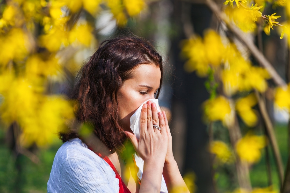 Une femme allergique au pollen