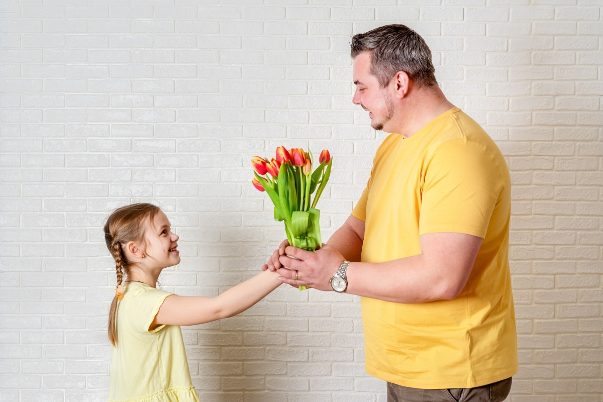 Offrir des fleurs à son papa pour la fête des Pères