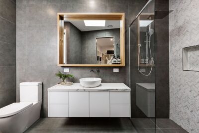 Les meilleures solutions de rangement pour une salle de bain bien organisée